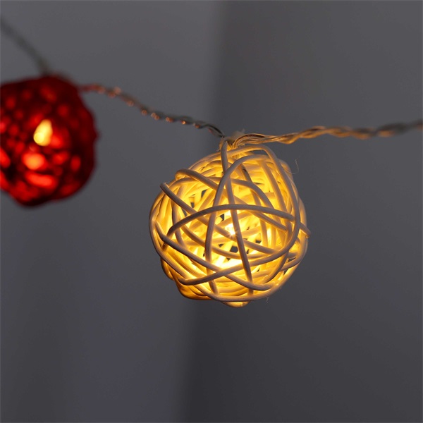 IRIS Gömb alakú fonott/rattan/4m/fehér + piros/20db LED-es/3xAA elemes fénydekoráció (101-07) IRIS Gömb alakú fonott/rattan/4m/fehér + piros/20db LED-es/3xAA elemes fénydekoráció (101-07)