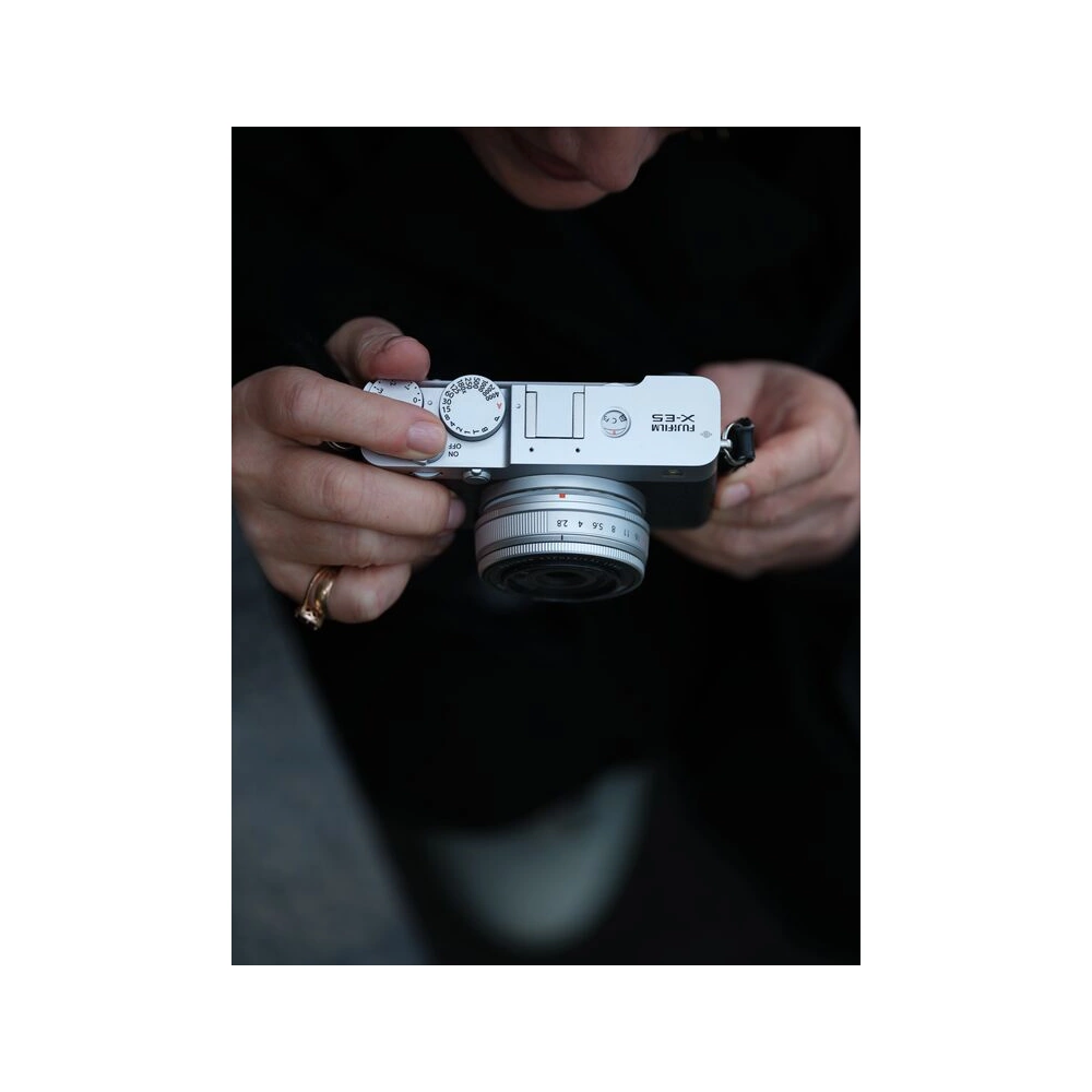 Fujifilm X-E5 + XF 23mm f/2.8 R WR MILC fényképezőgép KIT (ezüst)