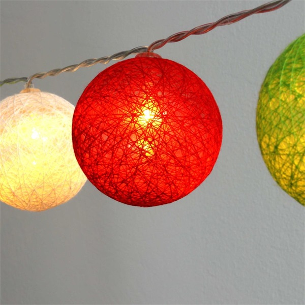 IRIS Gömb alakú 6cm/színes fonott/4,5m/piros-fehér-zöld/30db LED-es/USB-s fénydekoráció (104-48) IRIS Gömb alakú 6cm/színes fonott/4,5m/piros-fehér-zöld/30db LED-es/USB-s fénydekoráció (104-48)