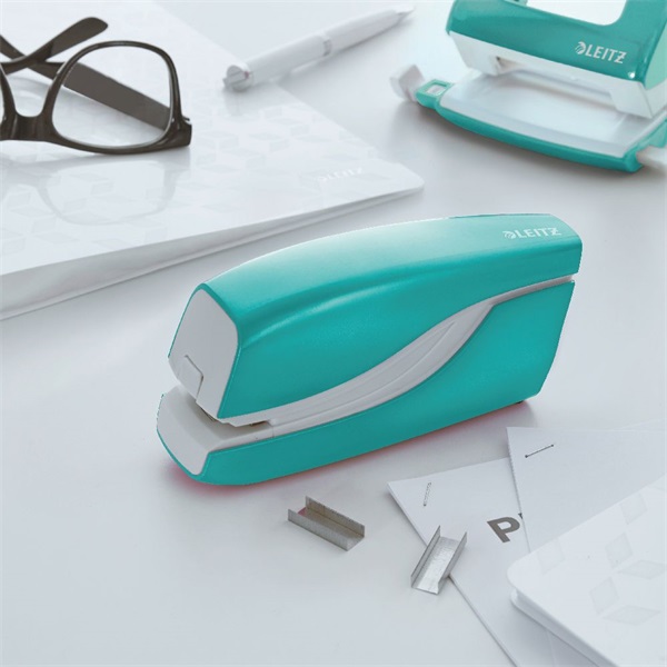Leitz "Wow" elektromos tűzőgép jégkék (55661051) Leitz "Wow" elektromos tűzőgép jégkék (55661051)
