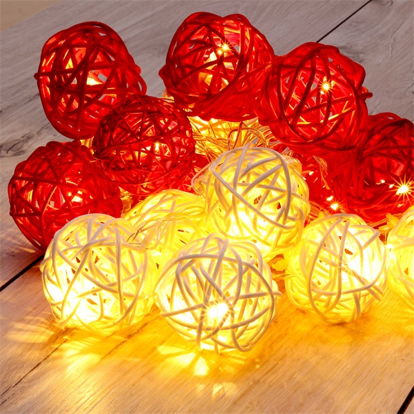 IRIS Gömb alakú fonott/rattan/4m/fehér + piros/20db LED-es/3xAA elemes fénydekoráció  (101-07)