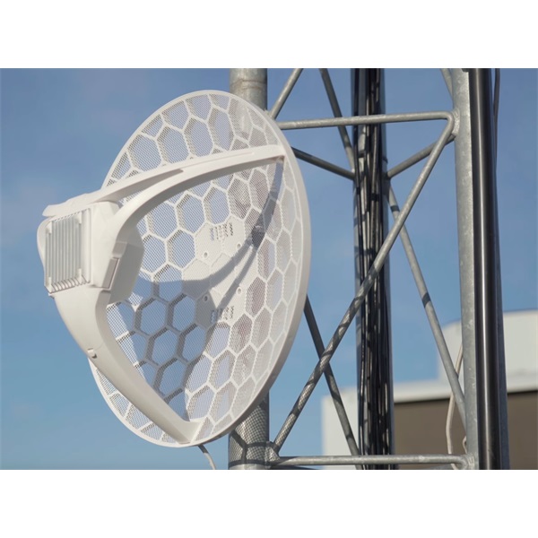MikroTik LHG LTE18 kit 1xGbE LAN port LTE CAT18 modem 17dBi integrált antenna pár