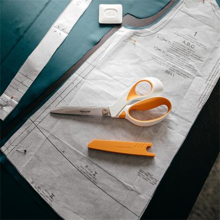 FISKARS "RazorEdge Softgrip" Olló általános 23 cm   Narancssárga-fehér