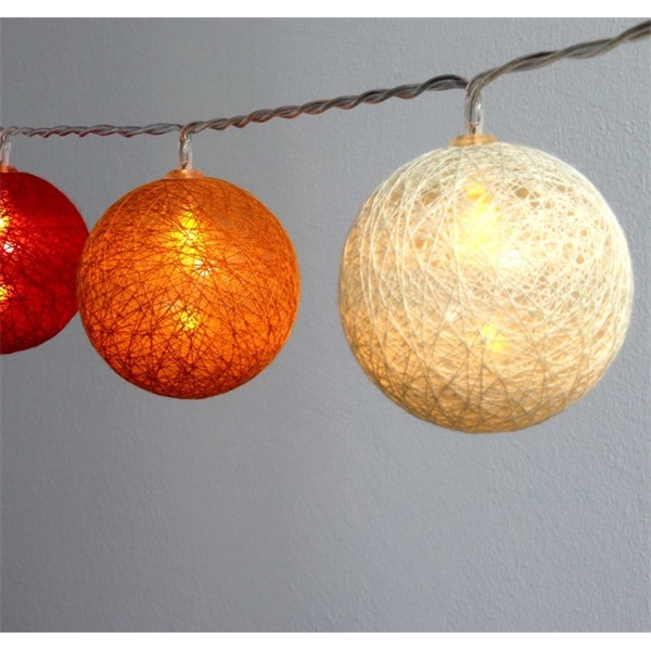 IRIS Gömb alakú 6cm/színes fonott/1,5m/piros-narancs-meleg fehér/10db LED-es/USB-s fénydekoráció (104-10) IRIS Gömb alakú 6cm/színes fonott/1,5m/piros-narancs-meleg fehér/10db LED-es/USB-s fénydekoráció (104-10)