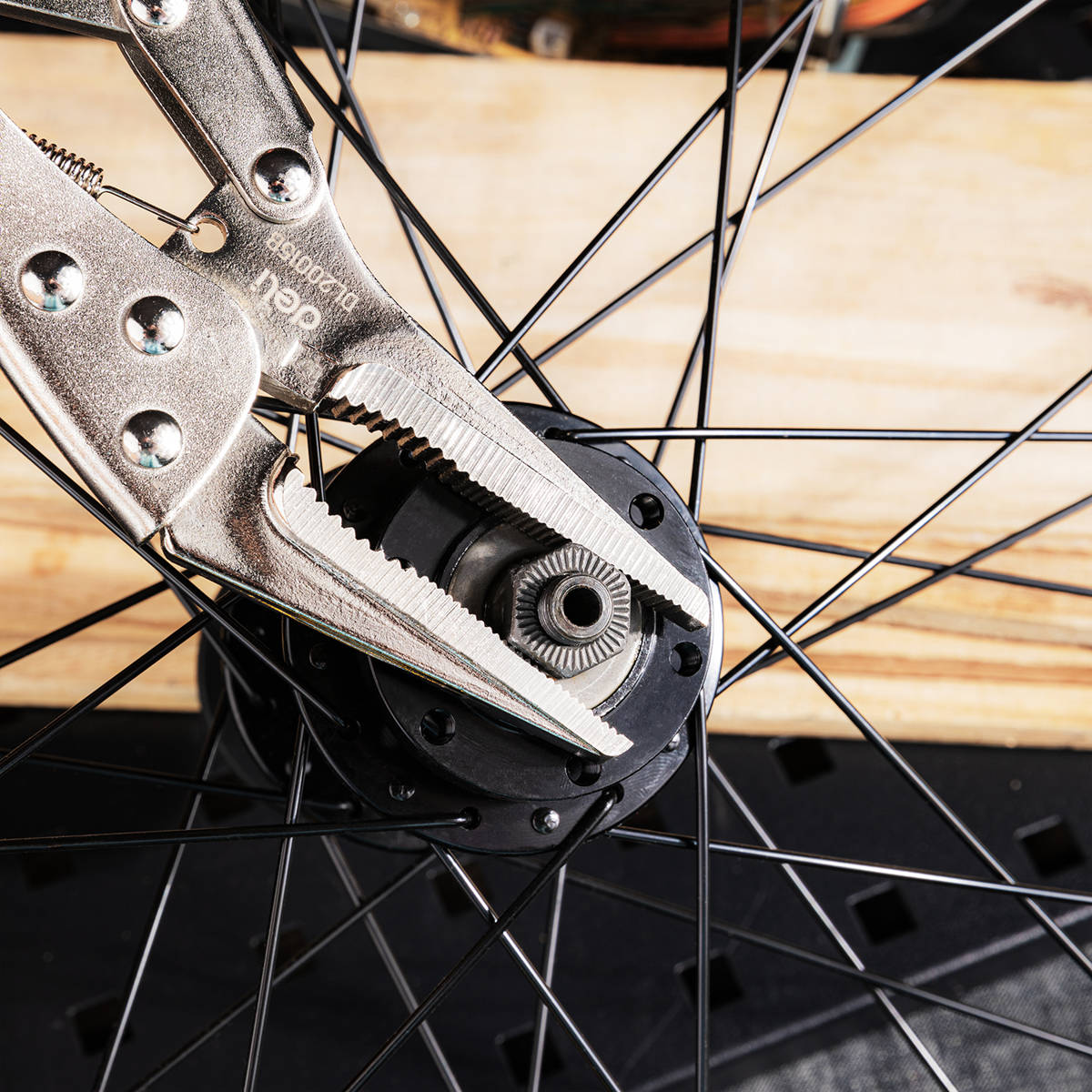 Deli Tools EDL20015B zárófogó 9" (ezüst) Deli Tools EDL20015B zárófogó 9" (ezüst)