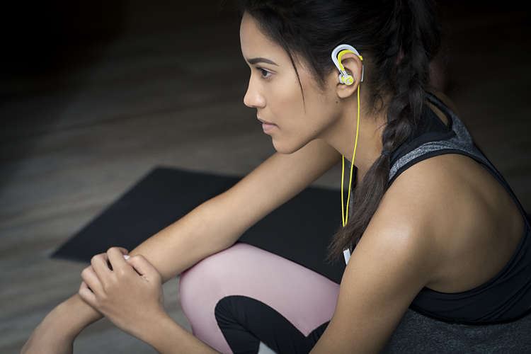 Philips SHQ3400LF/00 ActionFit Sportfülhallgató lime-fehér