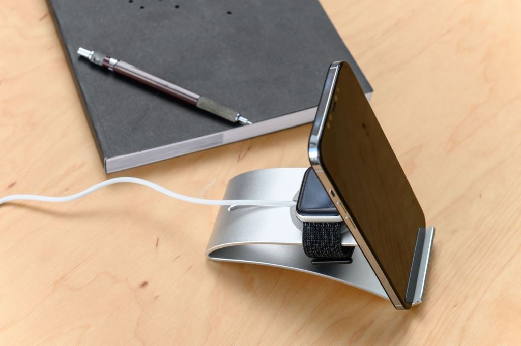 FIXED alumínium állvány Apple Watch és iPhone készülékekhez ezüst (FIXFR-WAH-SL) FIXED alumínium állvány Apple Watch és iPhone készülékekhez ezüst (FIXFR-WAH-SL)
