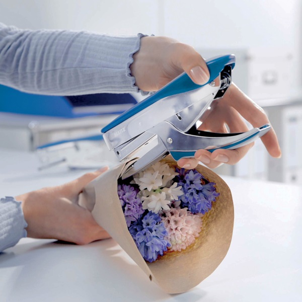 Leitz 5548 elöltöltős kézi ezüst/kék fűzőgép