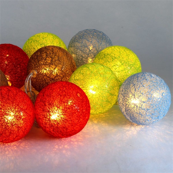 IRIS Gömb alakú 6cm/színes fonott/1,5m/barna-piros-kék-zöld/10db LED-es/USB-s fénydekoráció  (104-13) IRIS Gömb alakú 6cm/színes fonott/1,5m/barna-piros-kék-zöld/10db LED-es/USB-s fénydekoráció  (104-13)