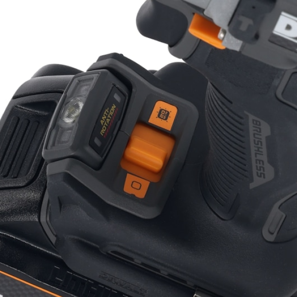 DEWALT   McLaren F1 Team 18V XR 2x5Ah Ütvefúró-csavarozó