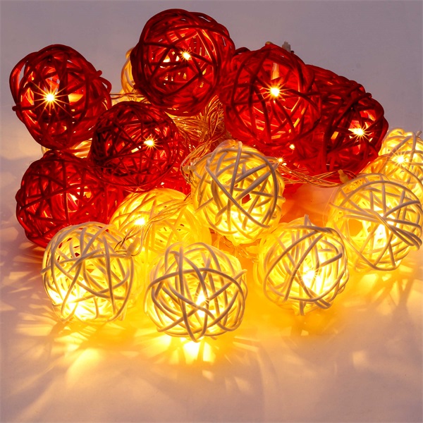 IRIS Gömb alakú fonott/rattan/4m/fehér + piros/20db LED-es/3xAA elemes fénydekoráció  (101-07)
