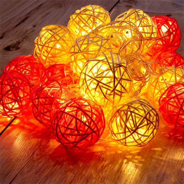 IRIS Gömb alakú fonott/rattan/4m/fehér/20db LED-es/3xAA elemes fénydekoráció  (101-01)