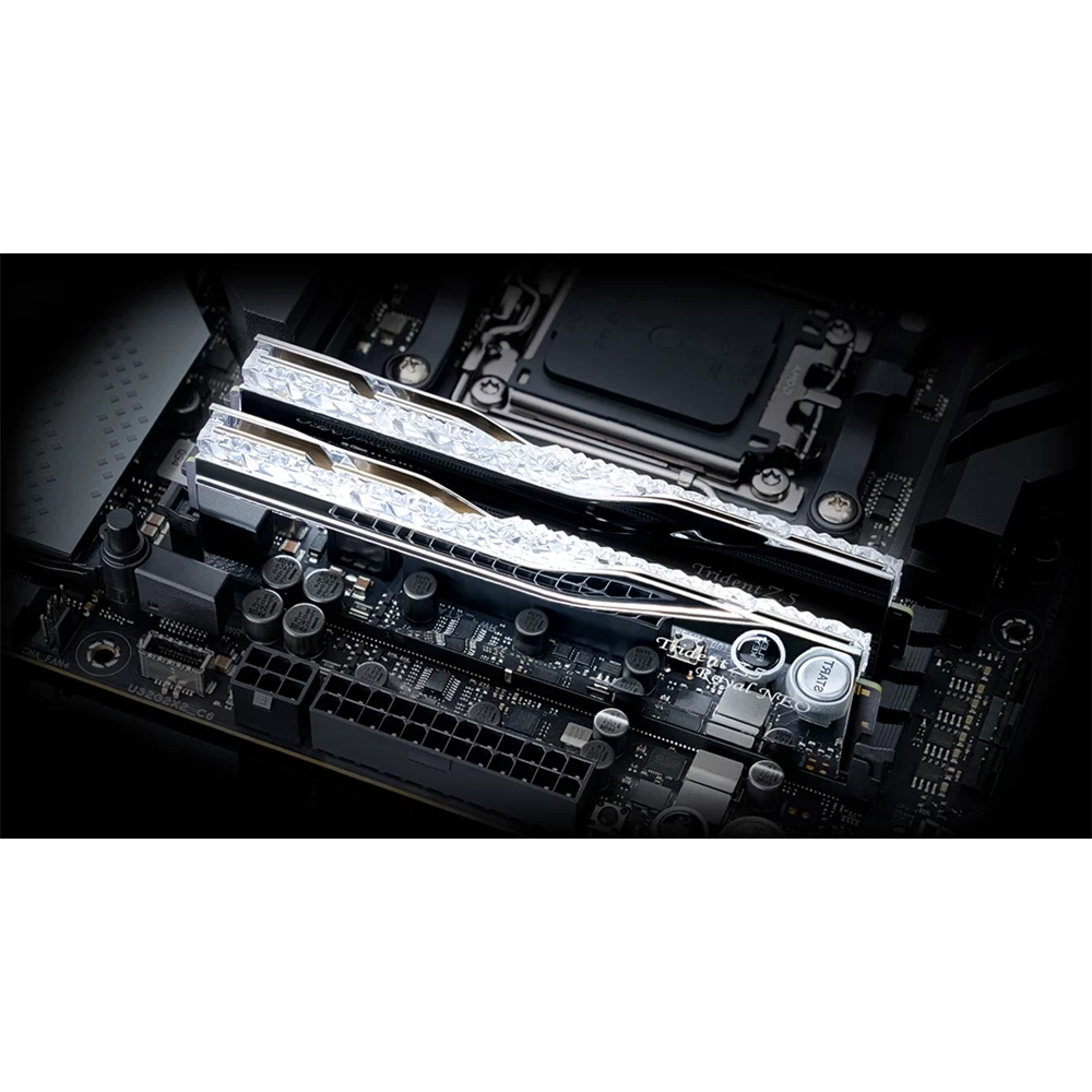 G.SKILL 32GB DDR5 8000MHz Kit(2x16GB) Trident Z5 Royal Neo RGB Memória Ezüst