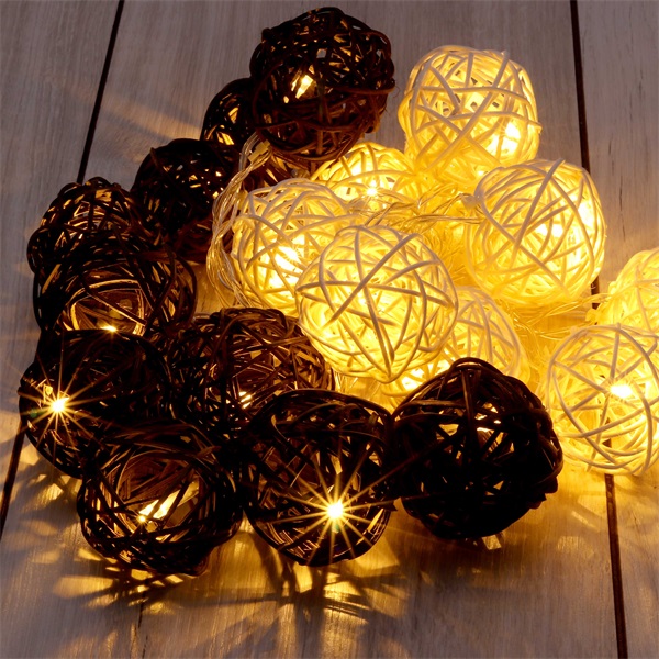 IRIS Gömb alakú fonott/rattan/4m/fehér + barna/20db LED-es/3xAA elemes fénydekoráció  (101-05)