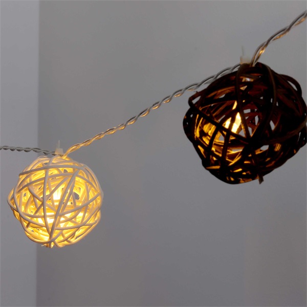 IRIS Gömb alakú fonott/rattan/4m/fehér + barna/20db LED-es/3xAA elemes fénydekoráció (101-05) IRIS Gömb alakú fonott/rattan/4m/fehér + barna/20db LED-es/3xAA elemes fénydekoráció (101-05)