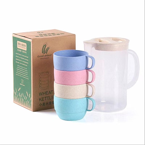 TOO KT-108 4db-os vegyes színekben búzaszalma műanyag bögre szett kancsóval, 13,5×20 cm TOO KT-108 4db-os vegyes színekben búzaszalma műanyag bögre szett kancsóval, 13,5×20 cm