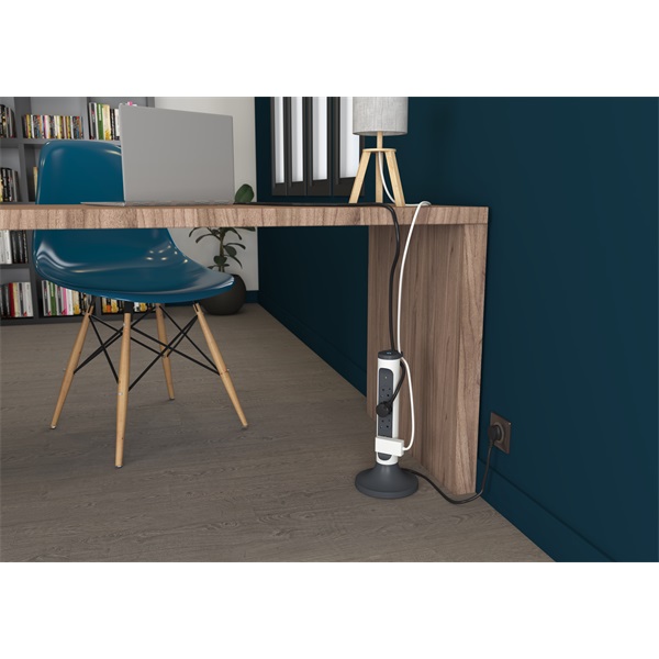 LEGRAND 4x2P+F túlfeszültség-védelemmel  2 m Elosztótorony fehér/fekete