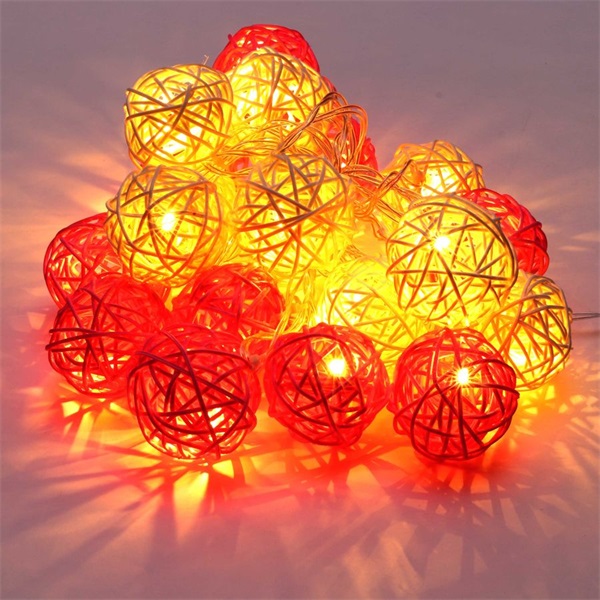 IRIS Gömb alakú fonott/rattan/4m/fehér/20db LED-es/3xAA elemes fénydekoráció  (101-01)