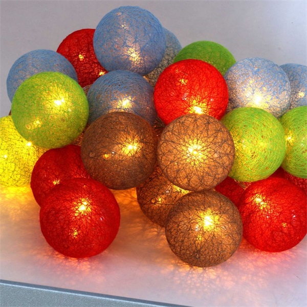 IRIS Gömb alakú 6cm/színes fonott/4,5m/barna-piros-kék-zöld/30db LED-es/USB-s fénydekoráció  (104-45)